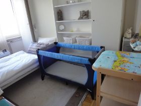 Kinderzimmer mit Babybett.jpg